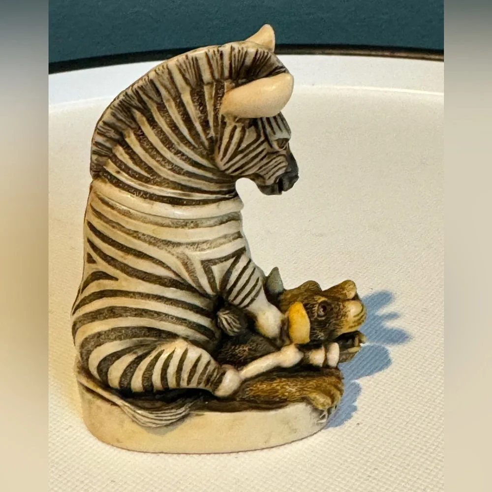 Vintage 1997 Harmony Kingdom Driver's Seat Zebra Treasure figurine/ Trinket Box - Picture 4 of 10